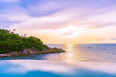 Se ile otel beldesinde güzel açık sonsuzluk yüzme havuzu