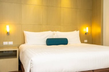 Yatak dekorasyon iç güzel beyaz yastık ve battaniye