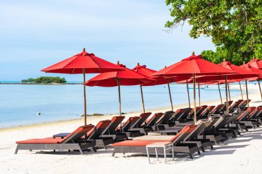 Şemsiye sandalye ile güzel açık tropikal plaj deniz Okyanusu