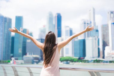 Güzel Asyalı kadın gülümseme ve mutlu Singapur CIT içinde seyahat etmek