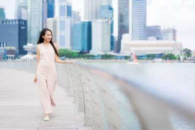 Güzel Asyalı kadın gülümseme ve mutlu Singapur CIT içinde seyahat etmek