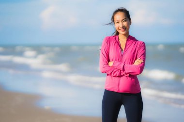 Portre güzel genç Asyalı kadın çalışan ve t üzerinde egzersiz