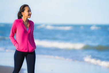 Portre güzel genç Asyalı kadın çalışan ve t üzerinde egzersiz