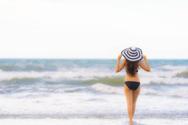 Portre güzel genç Asyalı kadın plaj se üzerinde bikini giymek