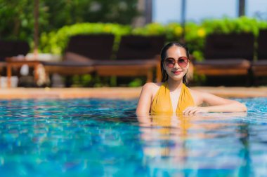 Portre güzel genç kadın eğlence gülümsemek ve hap