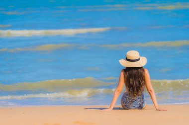 Portre güzel genç Asyalı kadın mutlu gülümseme Relax tr