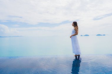 Portre genç asyalı kadın yüzme kaka etrafında mutlu gülümseme dinlenmek