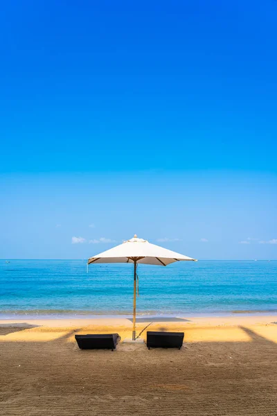Židle slunečníků a na krásné pláže moře oceánu na sk — Stock fotografie