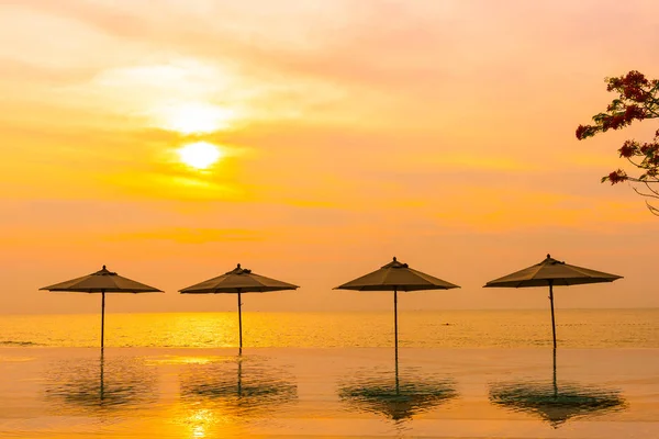 Sonnenschirm und Liegestuhl rund um Schwimmbad Neary Meer Ozean Strand bei — Stockfoto