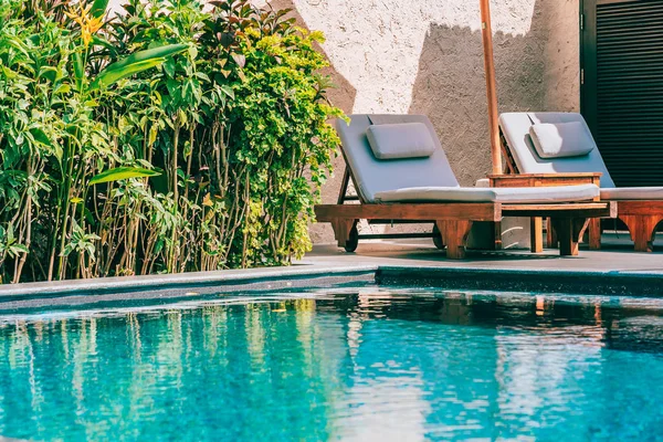 Şemsiye ve sandalye yakın deniz okyanus plaj wi yüzme havuzu etrafında