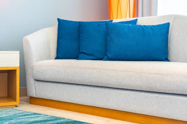 Подушка на диване украшения в гостиной — стоковое фото