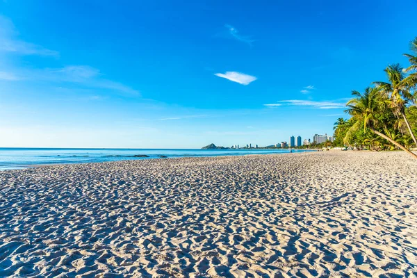 Hermoso paisaje al aire libre de mar océano y playa con coco —  Fotos de Stock