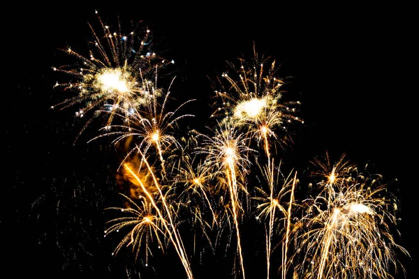 Hermosa exhibición de fuegos artificiales en el cielo por la noche para la celebración — Foto de Stock