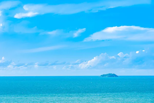 Gyönyörű panoráma táj vagy tengeri óceán fehér felhővel — Stock Fotó