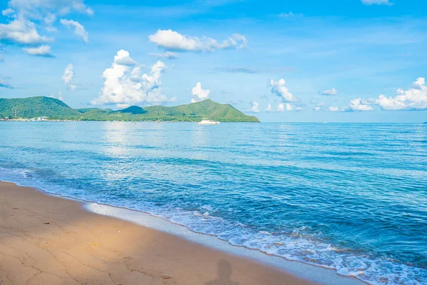 Vacker tropisk strand havs hav med vit moln blå himmel och — Stockfoto