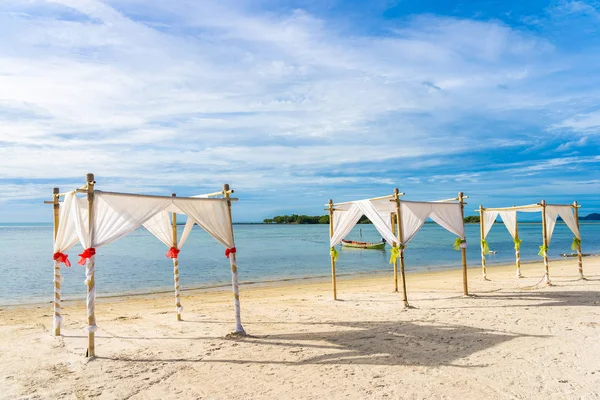 Bella spiaggia tropicale all'aperto oceano mare con ombrellone sedia a sdraio a — Foto Stock