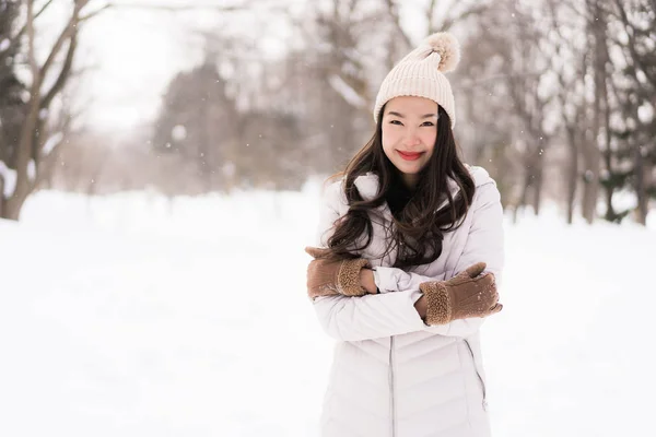 Bela jovem ásia mulher sorrindo feliz para viagem no neve ganhar — Fotografia de Stock