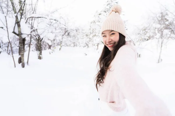 Portrait Young Beautiful asian woman smile happy travel and enjo — Stock Photo, Image