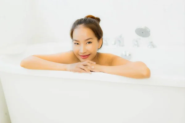 Portrait belle jeune femme asiatique prendre une baignoire dans la salle de bain — Photo