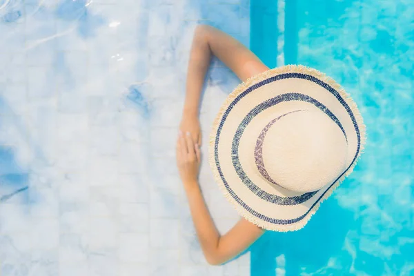 Portret frumos tineri asiatice femeie fericit zâmbet relaxa în swimmi — Fotografie, imagine de stoc