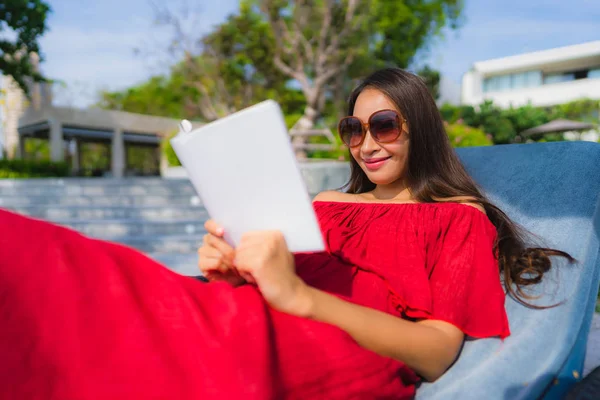 Ritratto bella giovane donna asiatica lettura libro in piscina po — Foto Stock