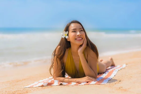 肖像 美丽的 年轻 亚洲 女人 微笑 快乐 在海滩上 — 图库照片