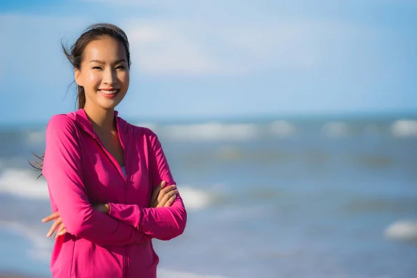 Portret piękny młody Asian kobieta Running i ćwiczenia na t — Zdjęcie stockowe