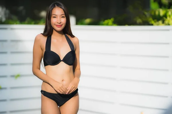 Porträtt vacker ung asiatisk kvinna Happy Smile slappna av runt ou — Stockfoto