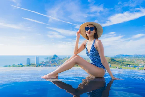 Retrato hermosa joven asiática mujer sonrisa feliz relajarse alrededor de sw — Foto de Stock