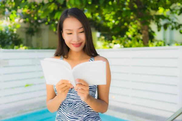 Retrato hermosa joven asiática mujer feliz sonrisa con lectura bo —  Fotos de Stock