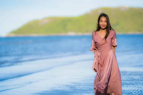 Retrato jovem bela mulher asiática andar sorriso e feliz no — Fotografia de Stock