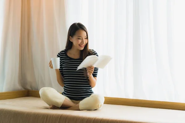 Ritratto bella giovane donna asiatica lettura libro e tenere caffè — Foto Stock