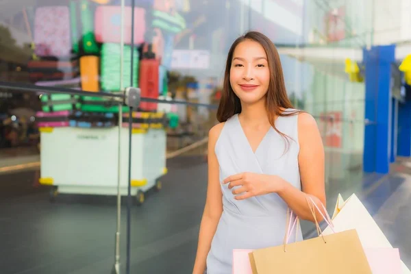 Porträtt vacker ung asiatisk kvinna lycklig och leende med shoppingga — Stockfoto