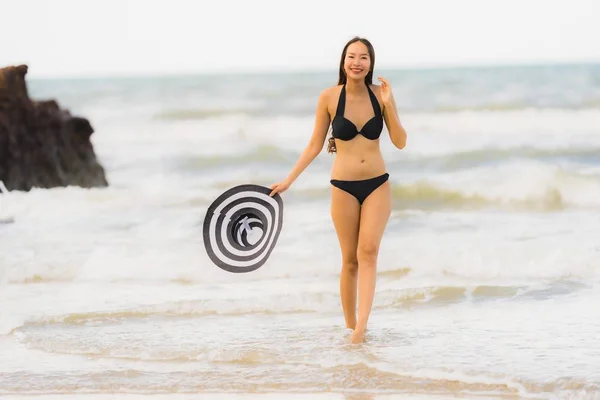 Porträt schöne junge asiatische Frau trägt Bikini am Strand — Stockfoto