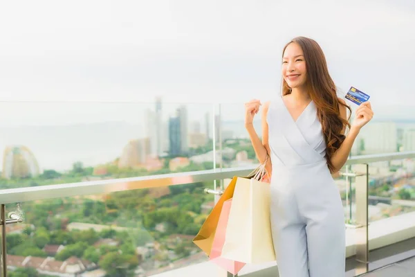 Portrét krásná mladá asijská žena šťastná a usmívá se kreditu — Stock fotografie