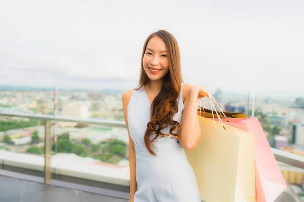 Retrato hermosa joven asiática mujer feliz y sonrisa con shoppi —  Fotos de Stock