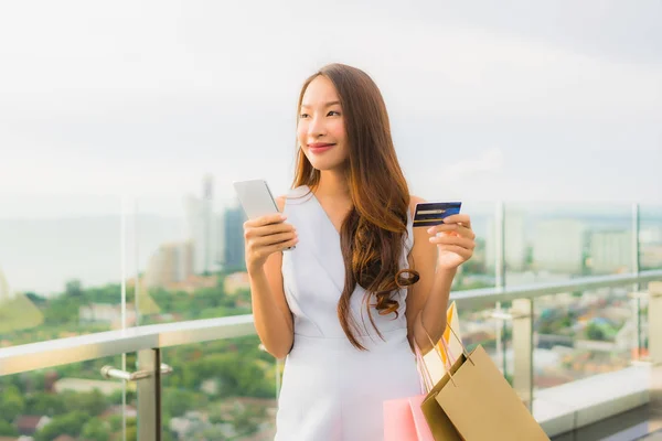 Retrato hermosa joven asiática mujer feliz y sonrisa con crédito — Foto de Stock