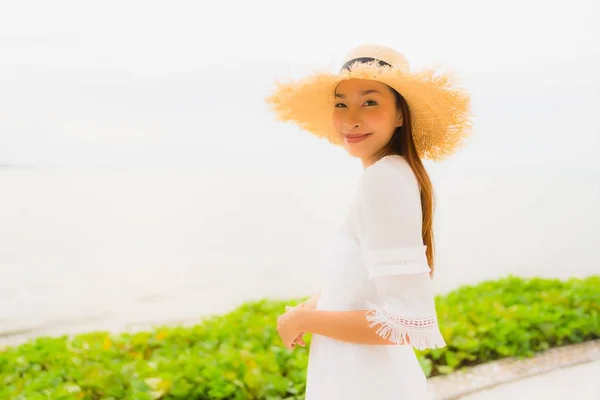 Πορτραίτο όμορφη Ασιατική γυναίκα φορούν καπέλο με χαμόγελο Happy αναψυχή — Φωτογραφία Αρχείου