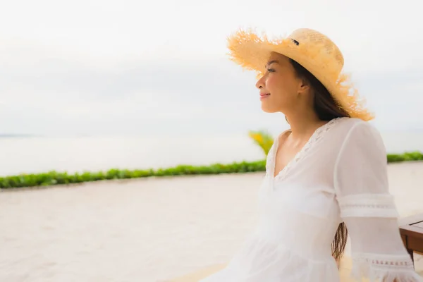 Portré gyönyörű ázsiai nő hord kalap mosolyogva boldog szabadidő — Stock Fotó