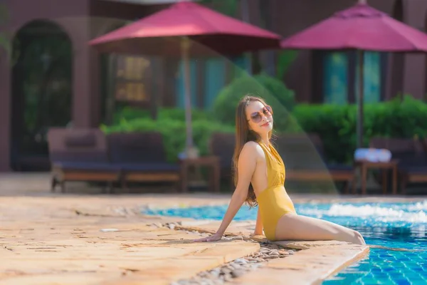 Retrato hermosa joven asiática mujer ocio relajarse sonrisa y hap —  Fotos de Stock