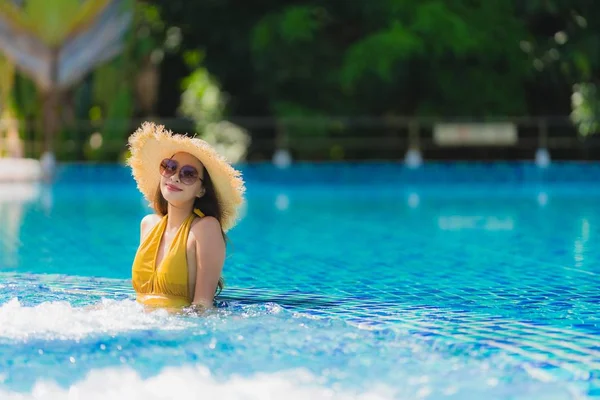 Retrato bonito jovem asiático mulher lazer relaxar sorriso e hap — Fotografia de Stock