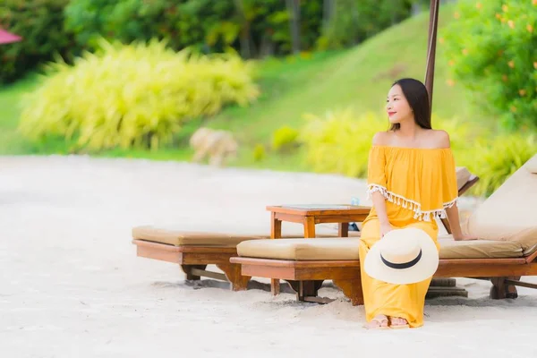 Retrato hermosa mujer asiática usar sombrero con sonrisa feliz ocio — Foto de Stock