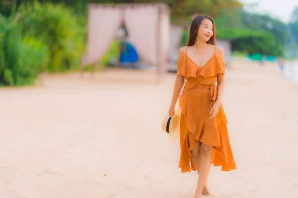 Retrato bonito jovem asiático mulher feliz sorriso relaxar no ser — Fotografia de Stock