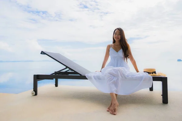 Retrato jovem mulher asiática relaxar sorriso feliz ao redor natação poo — Fotografia de Stock