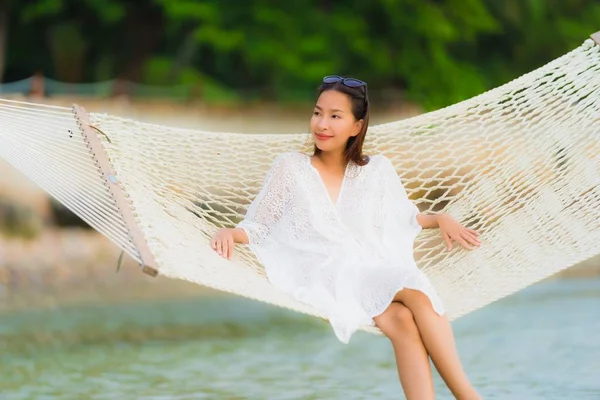 Porträt schöne junge asiatische Frau sitzt auf Hängematte um s — Stockfoto