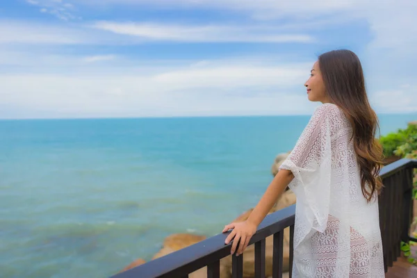 Porträt schöne junge asiatische Frau suchen Meer Strand Ozean für — Stockfoto