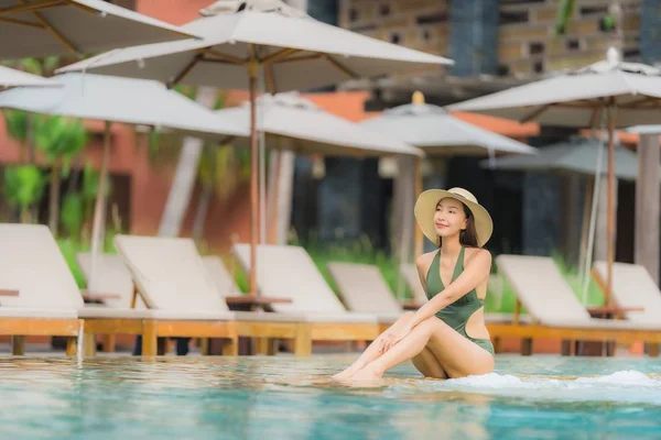 Retrato bonito jovem asiático mulher relaxar no luxo ao ar livre swi — Fotografia de Stock