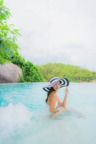 Portrait jeune asiatique femme relax sourire heureux autour de nager en plein air — Photo