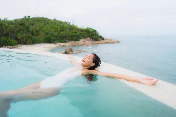 Retrato joven asiático mujer relax sonrisa feliz alrededor al aire libre nadar — Foto de Stock