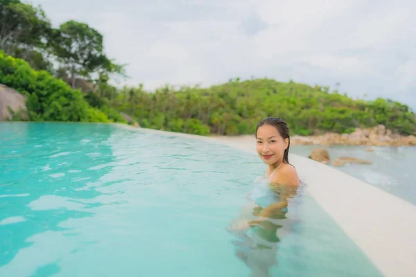 Retrato joven asiático mujer relax sonrisa feliz alrededor al aire libre nadar — Foto de Stock